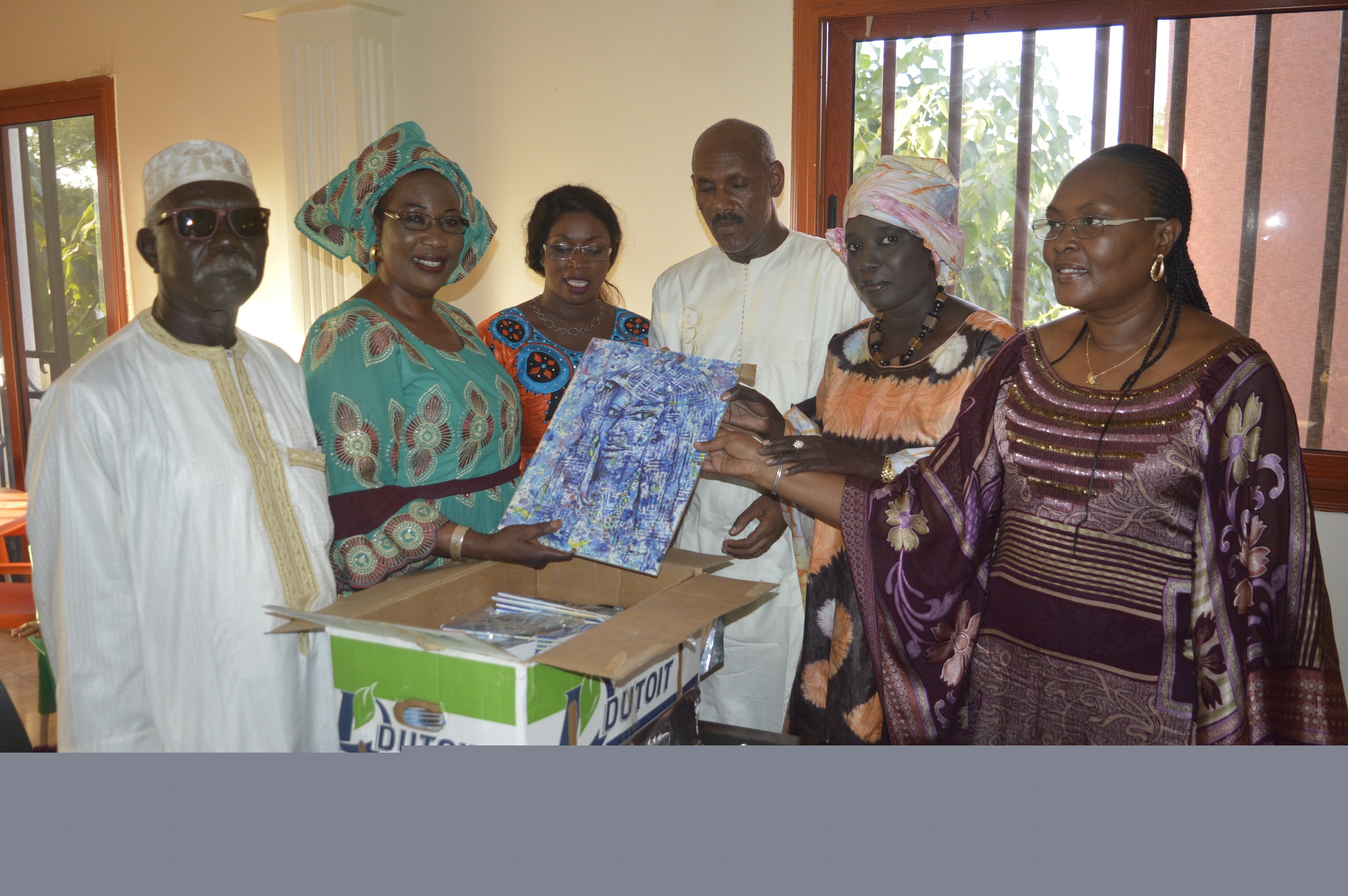 L’écrivaine Fatou NIANG SIGA en connexion permanente avec le service à la  société  offre  1240 ouvrages aux cinq universités publiques du Sénégal.