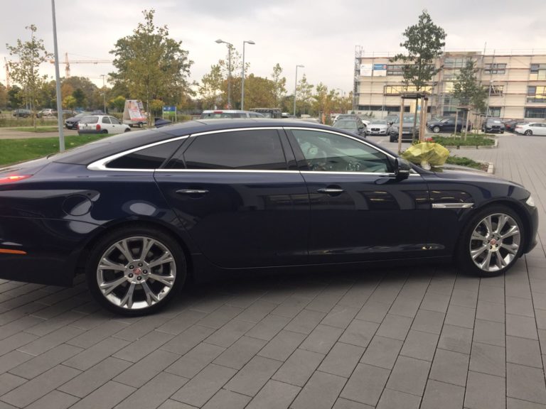 Photos: Cheikh Béthio Reçoit Une Superbe Jaguar De Dernière Génération Offerte Par Un Talibé