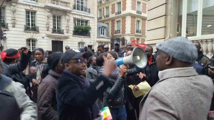 VISITE DE MACKY SALL EN FRANCE : Mankoo délocalise sa marche à Paris.