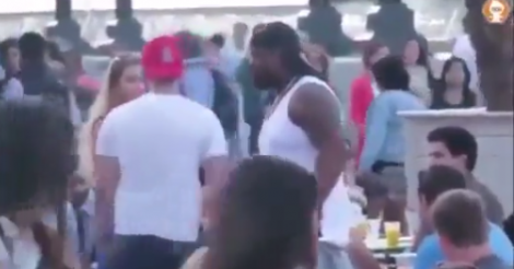 Ce gros costaud Mis Ko après avoir insulté la copine de cet homme...