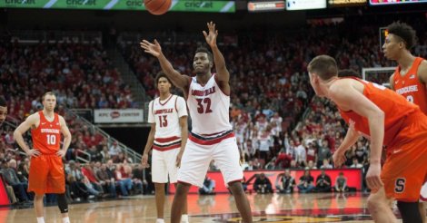 Premier match en NBA et il réalise des lancers à la cuillère