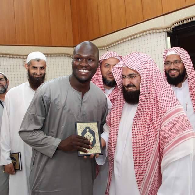 Moussa Sow, reçoit le cadeau de Son Excellence Sheikh Abdul Rahman Al-Sudais Imam des Deux Saintes Mosquées.