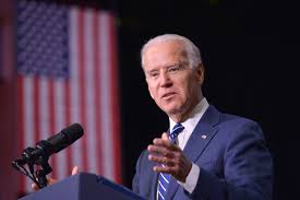 Regardez. L'ancien vice-Président Joe Biden et son épouse, prennent un train pour rentrer..