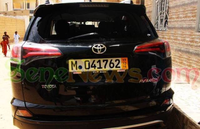 ( 03 Photos ) Voici la voiture de l’oncle de Sadio Mané caillassée… en image