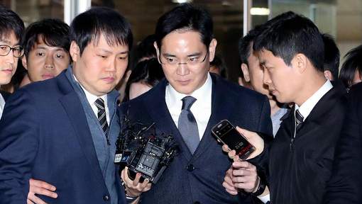 CORÉE DU SUD : Le patron de Samsung comparaît menotté à son interrogatoire