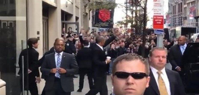 Voulant se faire discret, Barack Obama tombe dans un inattendu bain de foule à New York (vidéo)
