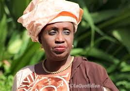 Condoléances  La trés célébre notaire  et responsable de l’Apr , mtre Nafissatou Cissé,  est passée chez son "frére", le vice-président de Rewmi, Déthié Fall