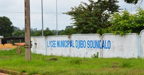Interdiction de portable à l’école: des élèves séquestrent le personnel à Bouaké