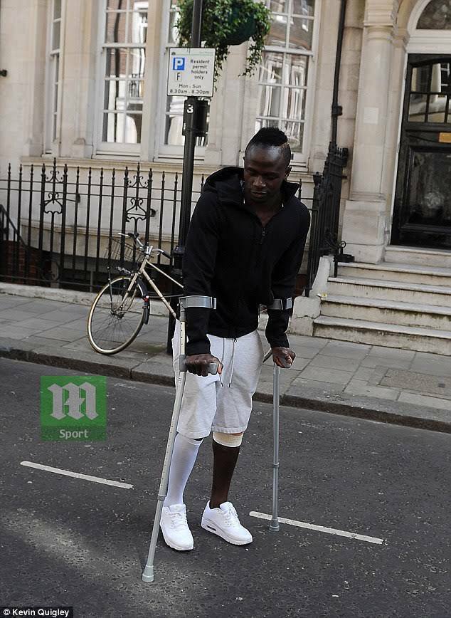 LIVERPOOL : Sadio Mané après son opération au genou, ce matin (Photos)