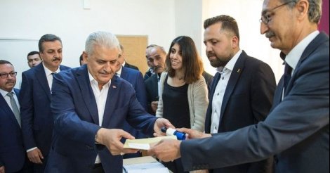 Référendum en Turquie: le Premier ministre revendique la victoire du oui