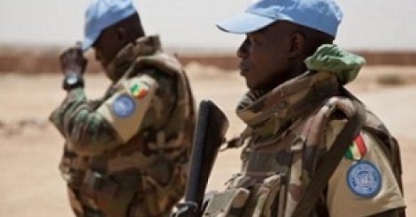 Le drapeau remis à deux contingents de la Police en partance pour le Soudan et la Centrafrique, mercredi