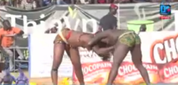 DRAPEAU DAKARACTU - Boy Diène battu par Bateau 2