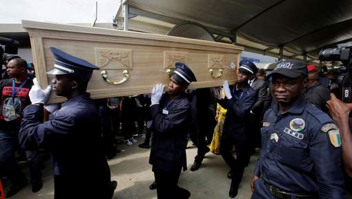 Le joueur a été victime d'un arrêt cardiaque fatal le 5 juin lors d'une séance d'entraînement avec son club Beijing Enterprises (2e div. chinoise).  Les internationaux ivoiriens de Marc Wilmots, parmi lesquels Salomon Kalou, Wilfried Bony, Kolo Touré