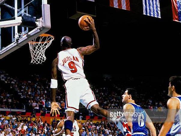 Vendu 244.000 €, le maillot des JO 1984 de Jordan explose les records