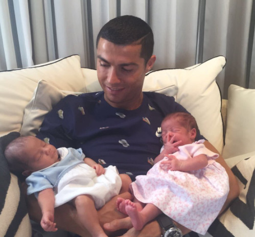 Ronaldo présente ses jumeaux