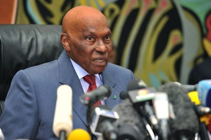 POLITIQUE : il étais attendu hier ,il est venu ce lundi et derrière lui un monde fou. Abdoulaye Wade, quoiqu'on dise sait drainer des foules.