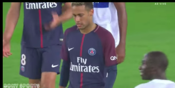 Vidéo: Cavani refuse une seconde fois de laisser tirer Neymar un Pénalty