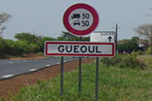 GUÉOUL : Des jeunes barrent la route pour s’opposer au tracé d’une route