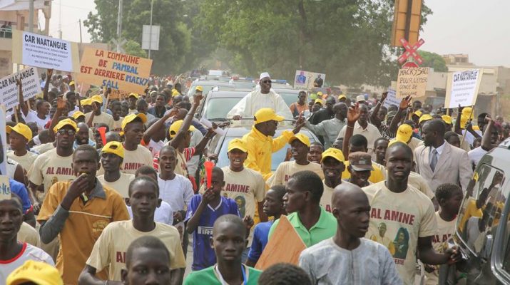 Accueil De Macky À Tivaoune : La Guerre Des Pancartes A Bien Eu Lieu !