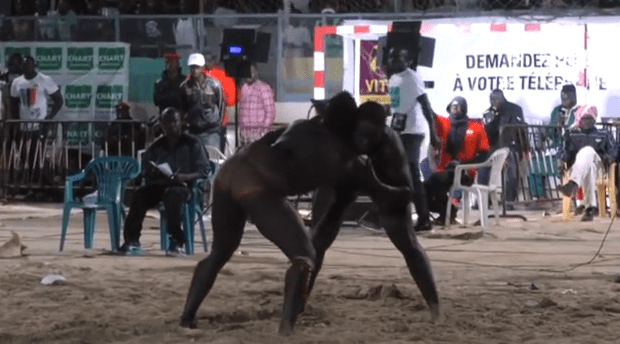 Vidéo: Valdo bat Mame Gor Diouf qui s’enfonce