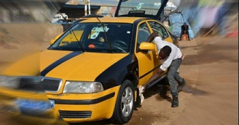 Laveur de voitures à Dakar, un métier lucratif mais décrié