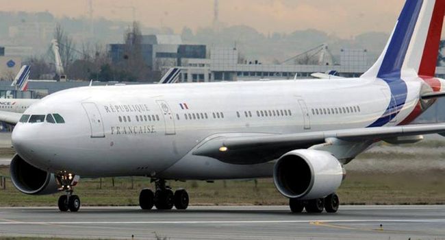 accrochage entre l'avion de Macky et celui Macron..