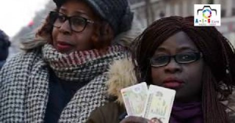 La diaspora en France marche pour réclamer la remise des cartes d'électeurs