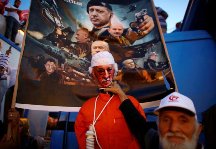 Trois partisans présumés de Gülen arrêtés au Gabon et ramenés enTurquie