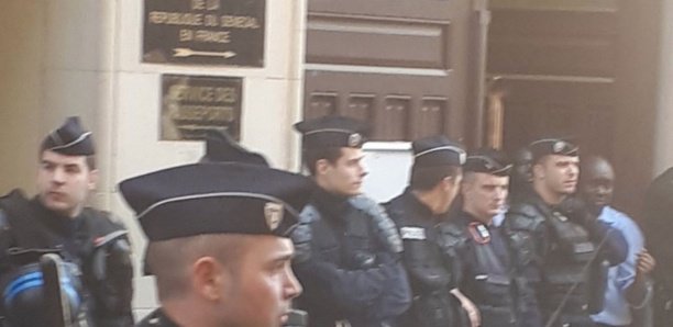 Des Sénégalais de Paris manifestent contre le parrainage