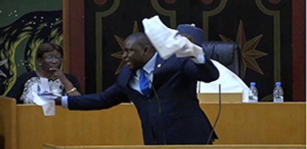 19-Avril : Toussaint déchire le projet de loi