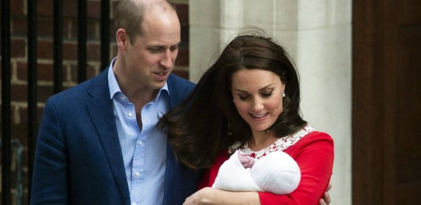 Royaume-Uni : Kate Middleton a quitté la maternité et présenté son bébé aux caméras