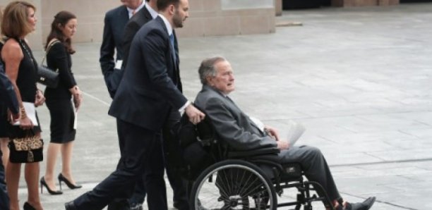 L'ex-président Bush hospitalisé au lendemain des obsèques de son épouse (porte-parole)