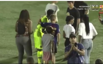 Barcelone / Figueres: Des supporters envahissent le terrain pour … Moussa Wagué, Regardez!