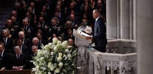 Barack Obama a livré un hommage poignant à son ancien adversaire John McCain, "Nous n'avons jamais..."