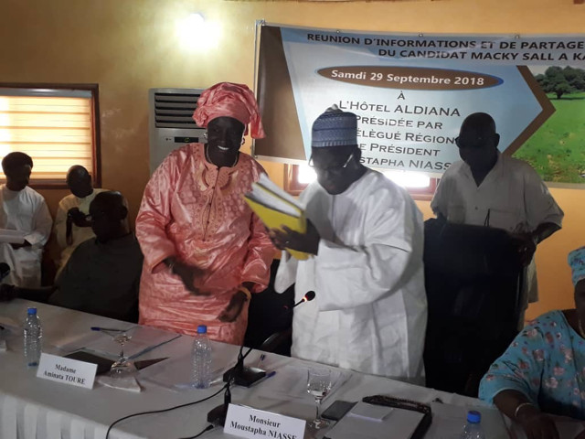 Mimi Touré remet ses 5438 parrainages de « militante de base » à Moustapha Niasse.