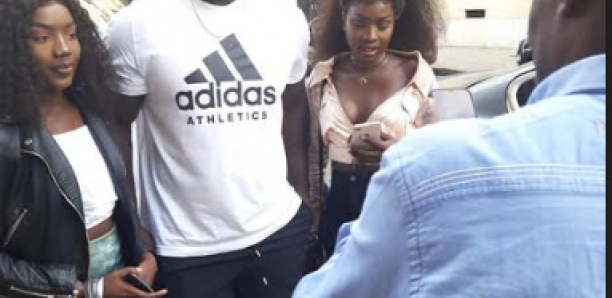 Balla Gaye 2 avec de charmantes filles, Gaston Mbengue en photographe