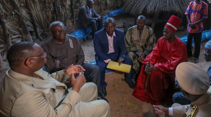 Le Président Macky Sall dans la case du roi d’Oussouye