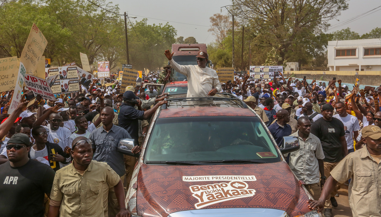 Macky Sall fait sa marche marron et surpasse ses adversaires