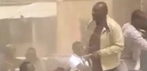 Incroyable ! Pour perturber Sonko ce maire distribue des liasses de billets