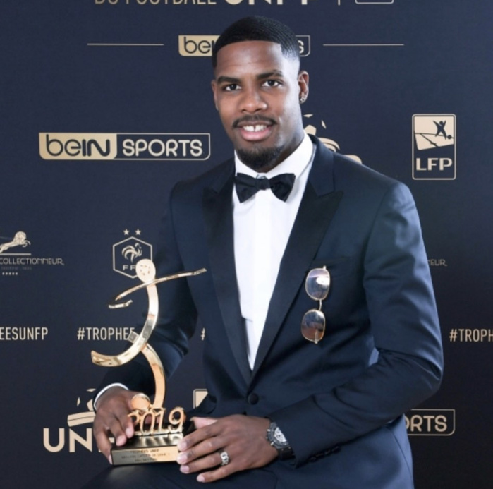 Trophee Unfp Mike Maignan Meilleur Gardien De La Saison Devant Edouard Mendy