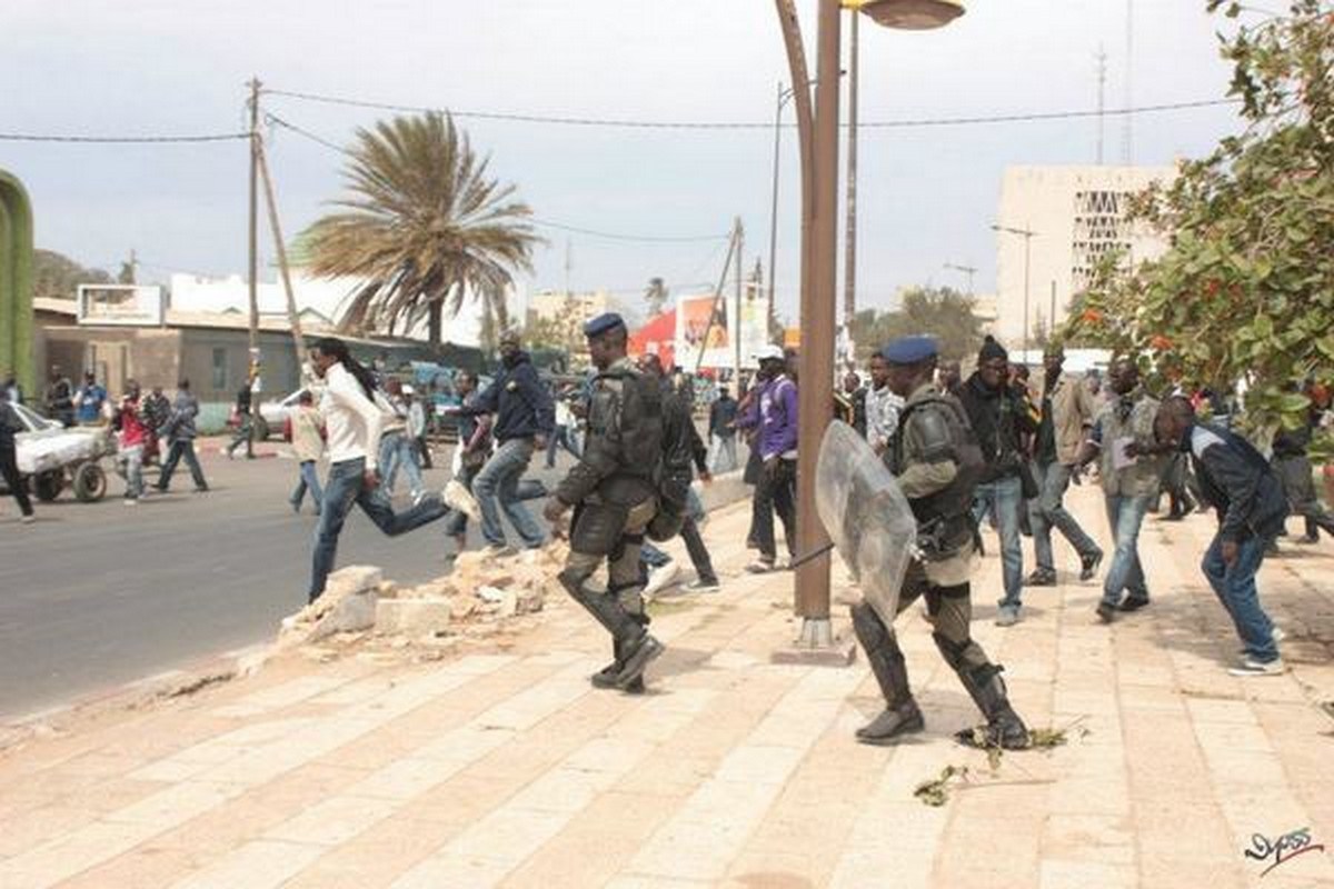 MARCHE "GNO LANK GNO BAGN" : Les étudiants réclament la libération de leur professeur Babacar Diop