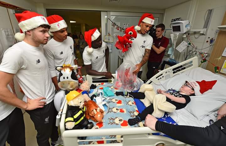 PHOTOS - Sadio Mané se déguise en père Noël dans un hôpital pour enfants …