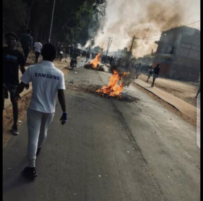 GRÈVE UASZ / La police interpelle 13 personnes dont 9 étudiants.