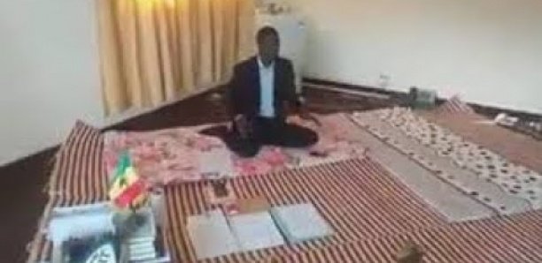 Talla Sylla dévoile pourquoi il a remplacé son mobilier de bureau par des nattes...