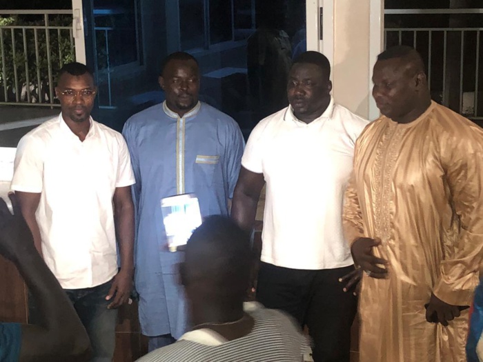 Réunion d'urgence : Les lutteurs en activité se sont réunis chez Gris Bordeaux.