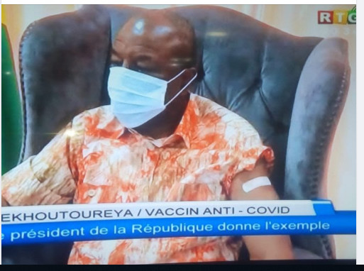 Guinée: Le Président Alpha Condé s'est fait administrer le vaccin russe devant les caméras