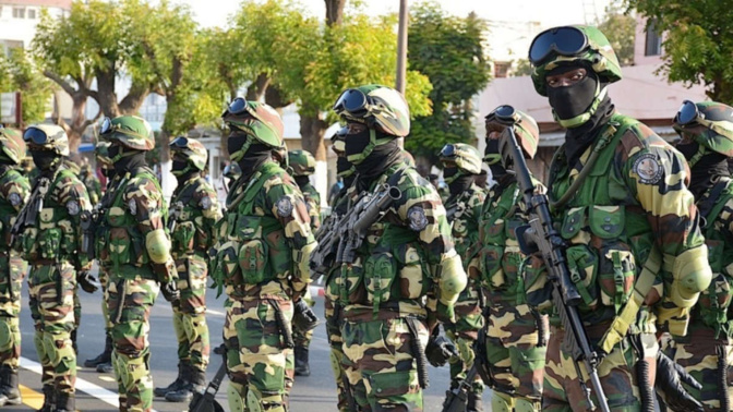 Macky sort la grosse artillerie - Bruits de bottes à Dakar, des rebelles signalés dans la masse