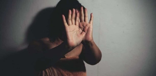 Elle abuse de son élève de 12 ans et l'épouse à sa sortie de prison
