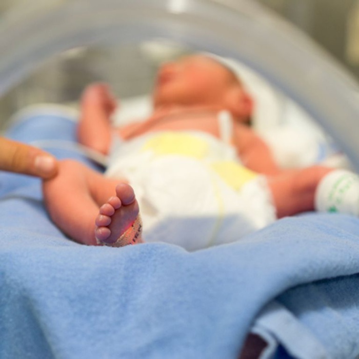 Atteint de la jaunisse, le bébé oublié sous les rayons X: Horreur à la Clinique de la Madeleine