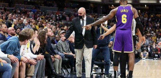 NBA : quand LeBron James fait sortir des tribunes deux spectateurs qui le provoquent